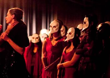Sleep No More: a grasping experience