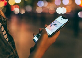 - White House partners with dating apps to promote vaccine awareness