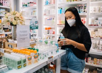 Walgreen enjoys profit, raises forecast, but shares fall on vaccination fears