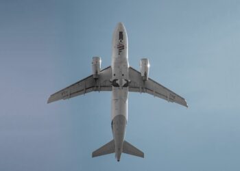 Airlines divided on whether to mandate Covid vaccines for employees