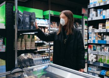 Walmart raises hourly pay by $1 ahead of holiday season