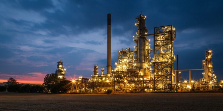 How one L.A. neighborhood surrounded by oil refineries is struggling with health issues - CEO North America How one L.A. neighborhood surrounded by oil refineries is struggling with health issues