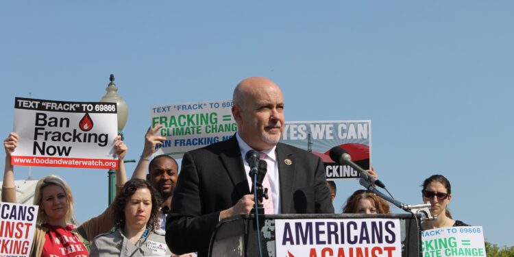Democrats Introduce Bill For Banning Fracking