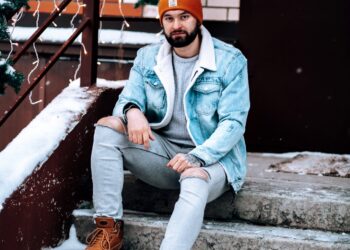 Abercombrie & Fitch shares rise despite retailer adjusting holiday outlook