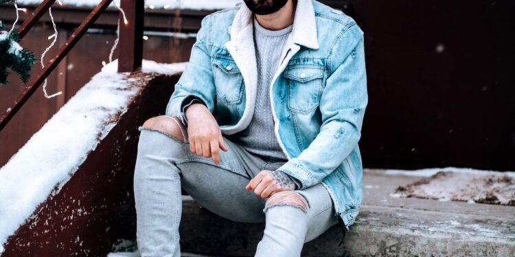 Abercombrie & Fitch shares rise despite retailer adjusting holiday outlook