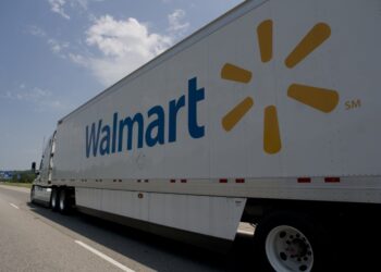 Walmart Lures Truck Drivers with $95K-$110K a Year