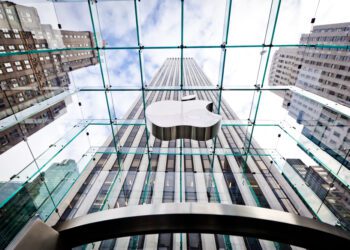 Apple Raises Pay for U.S. Workers to $22 Per Hour