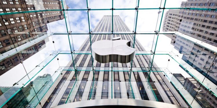 <strong>Apple Raises Pay for U.S. Workers to $22 Per Hour</strong> - CEO North America Apple Raises Pay for U.S. Workers to $22 Per Hour