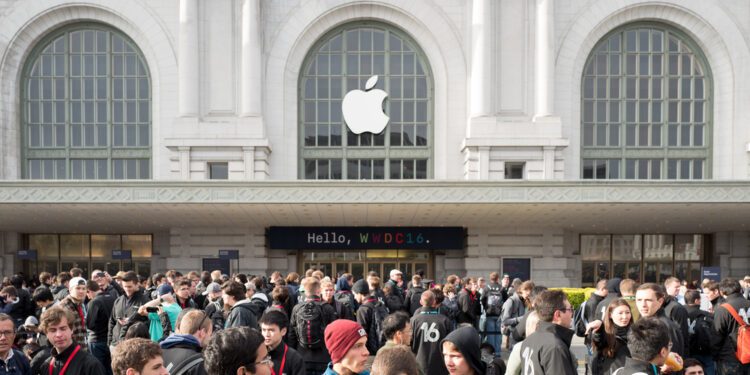 Apple Announces Redesigned MacBook Air with M2 Chip