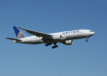 United posts profit but holds back on flight growth