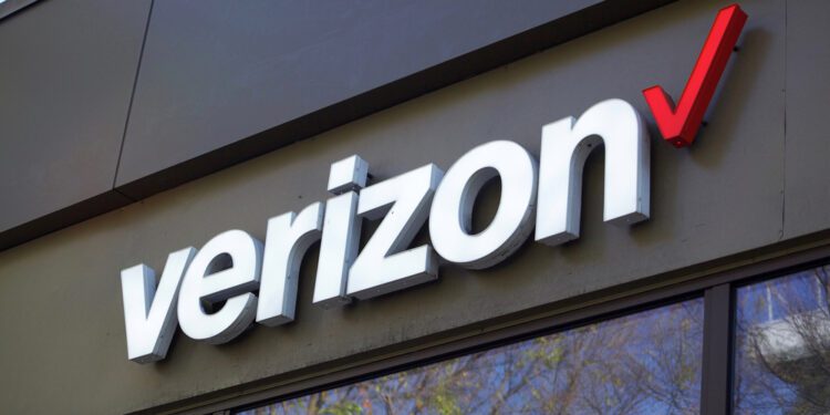 Verizon’s Profit Falls 23% as Price Increases Slow Growth