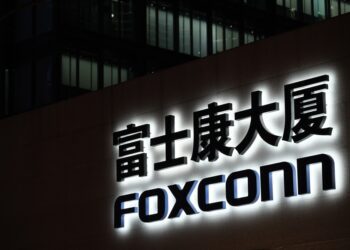 iPhone Factory Workers Clash With Police at Covid-Hit Plant in China