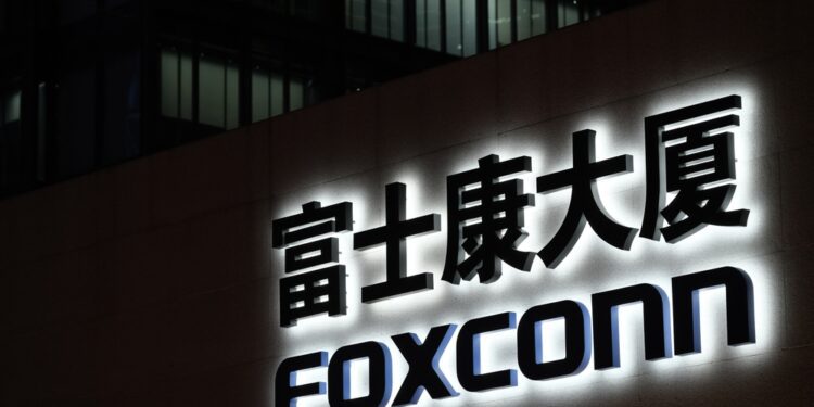 iPhone Factory Workers Clash With Police at Covid-Hit Plant in China