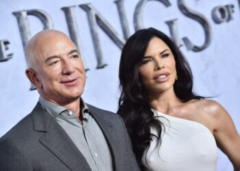 Jeff Bezos to Give Most of His Money to Charity