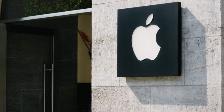 Apple Curtails Specs of Self-Driving Car, Delays Debut