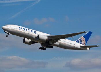 United Airlines makes big Boeing order, includes 100 Dreamliners