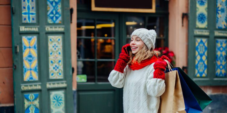 Macy’s, Nordstrom Say Holiday Shoppers are Pulling Back