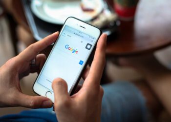 Christmas iPhone Sales Will Take Supply Chain Hit