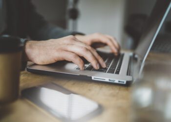 How CEOs Can Use Their Blog to Communicate With Staff & Customers