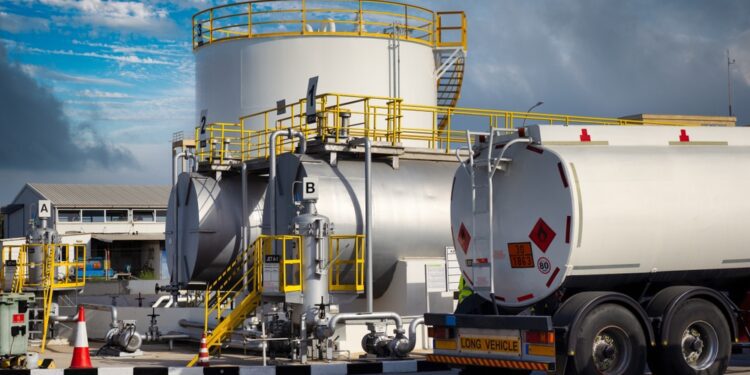 Oil falls on demand fears as Fed ‘make or break moment’ approaches