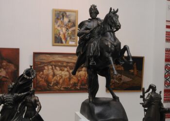 Met curators coach officers on how to preserve Ukrainian art