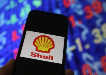 Shell to boost dividend, steady oil output