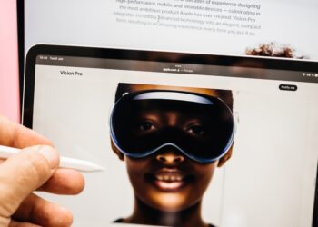 Apple takes a bigger bite of investor dollars