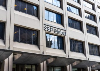 S&P slashes rating of five U.S banks