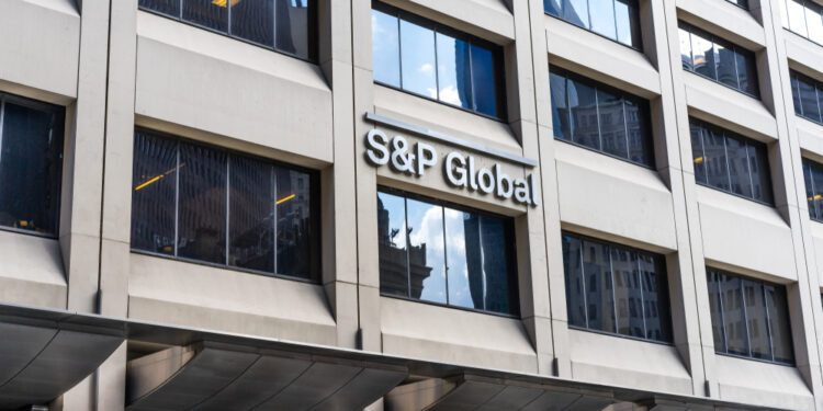 S&P slashes rating of five U.S banks