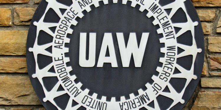 Auto union greenlights possible strikes