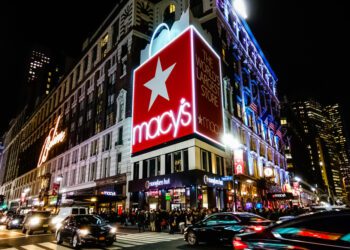 Macy’s shifts focus to smaller stores