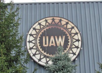 UAW adds pressure for expanded autoplant strikes