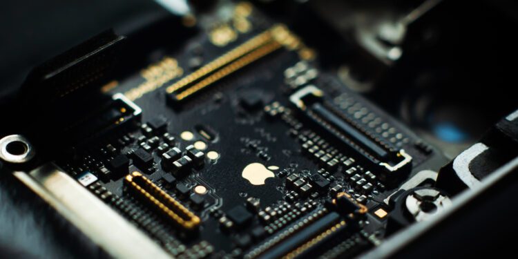 Apple signs major deal with Arm