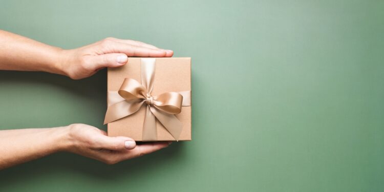 US consumers aim to cut back spending during the holiday season