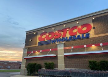 Costco’s longtime CEO steps down