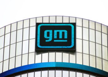 GM pauses expansion of electric truck production