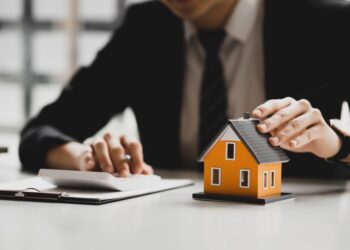 US home prices reach new record high