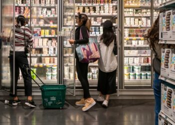 US consumer confidence continues to drop