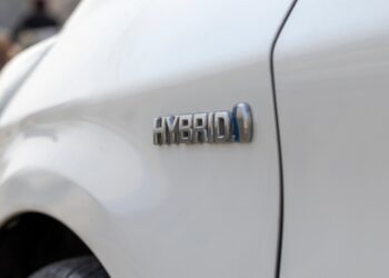Automakers shift back from EVs to hybrids