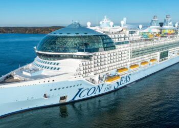 World’s largest cruise ship raises emission concerns