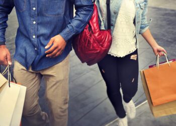 Survey: Consumer spending expected to stay strong this year