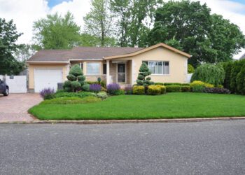 Opinion: Middle-out policies boost workers and the economy