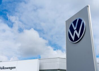 VW automakers overwhelmingly vote to join union
