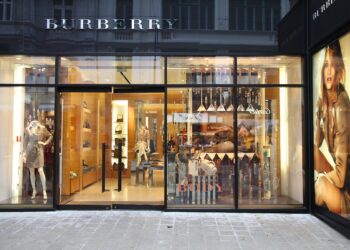 Wealthy Americans start pulling back spending