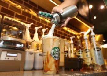 Howard Schultz: Starbucks retail needs improvement