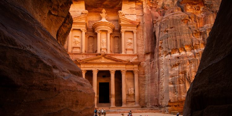 Archaeologists in Petra Discover Secret Tomb Hiding Beneath a Mysterious Structure Featured in ‘Indiana Jones’ - CEO North America Archaeologists in Petra Discover Secret Tomb Hiding Beneath a Mysterious Structure Featured in ‘Indiana Jones’