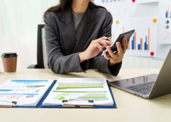 How to Calculate and Use Liquidity Ratios: A Comprehensive Guide