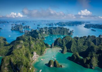 Ha Long Bay's mystical beauty - CEO North America Ha Long Bay’s mystical beauty
