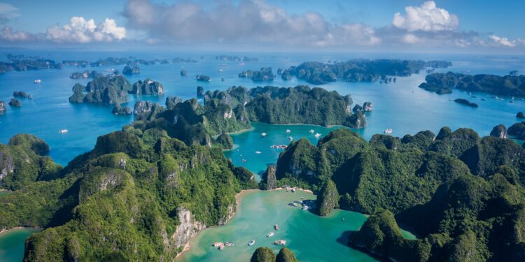 Ha Long Bay's mystical beauty - CEO North America Ha Long Bay’s mystical beauty