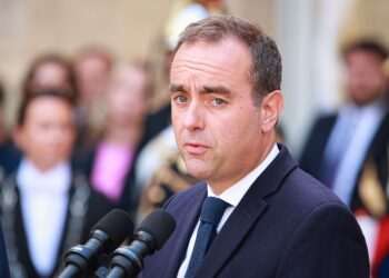 French stocks tumble as PM resigns after 27 days